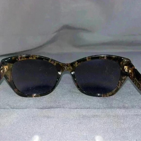 EUC Marc Jacobs Eyewear Tortoise Shell Color All Over‎ Logo squared cat Eye Cut - Picture 8 of 14